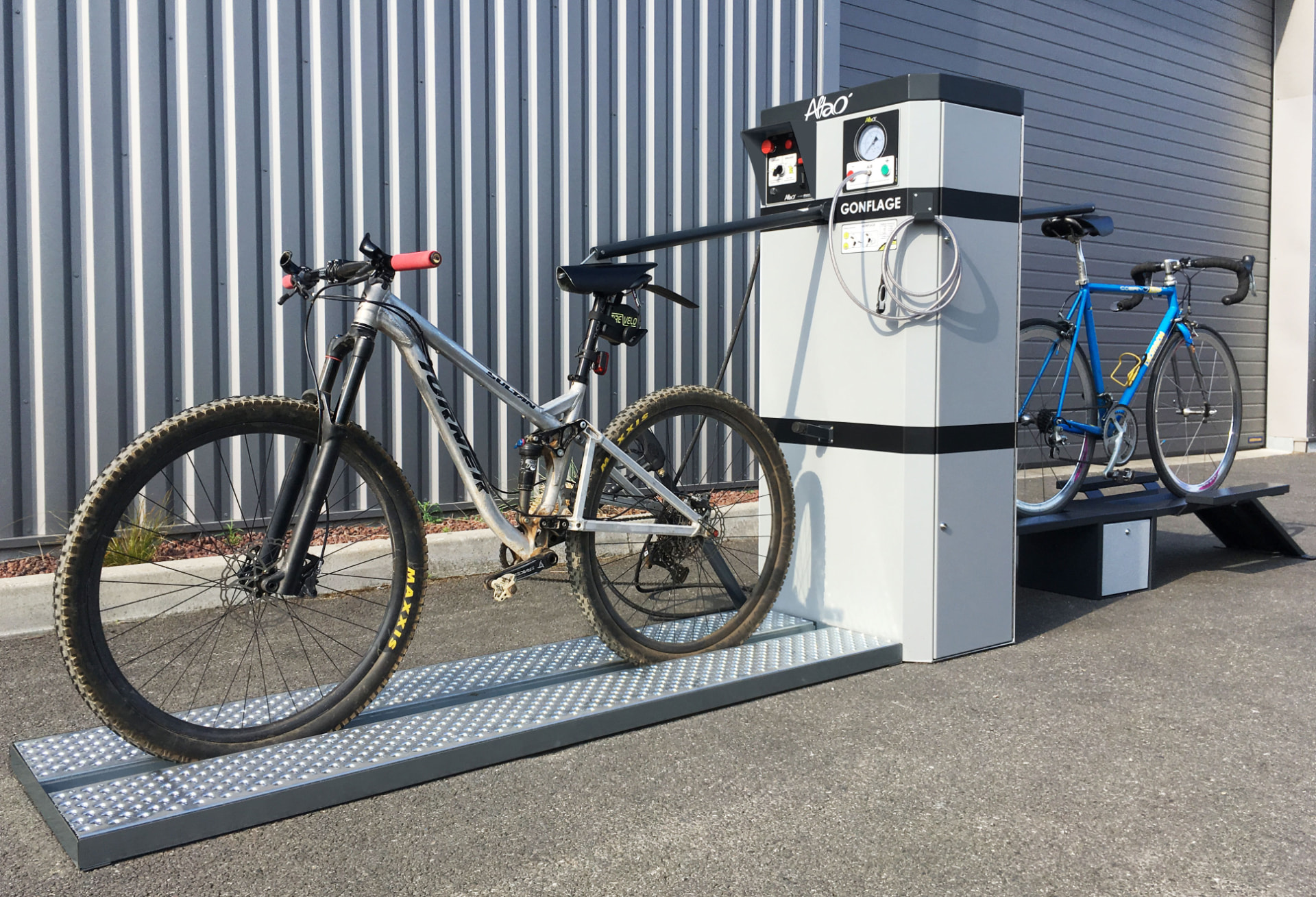 Stazione di gonfiaggio e manutenzione biciclette con rampa e supporto