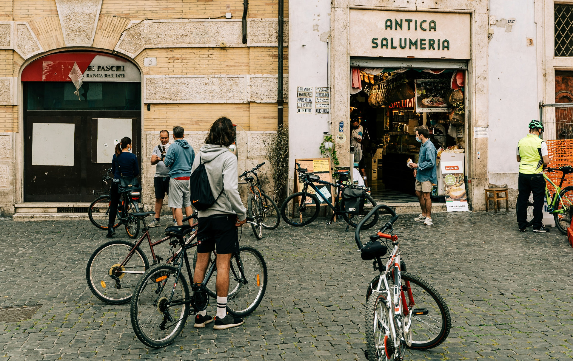 Biciclette parcheggiate in una piazza storica italiana