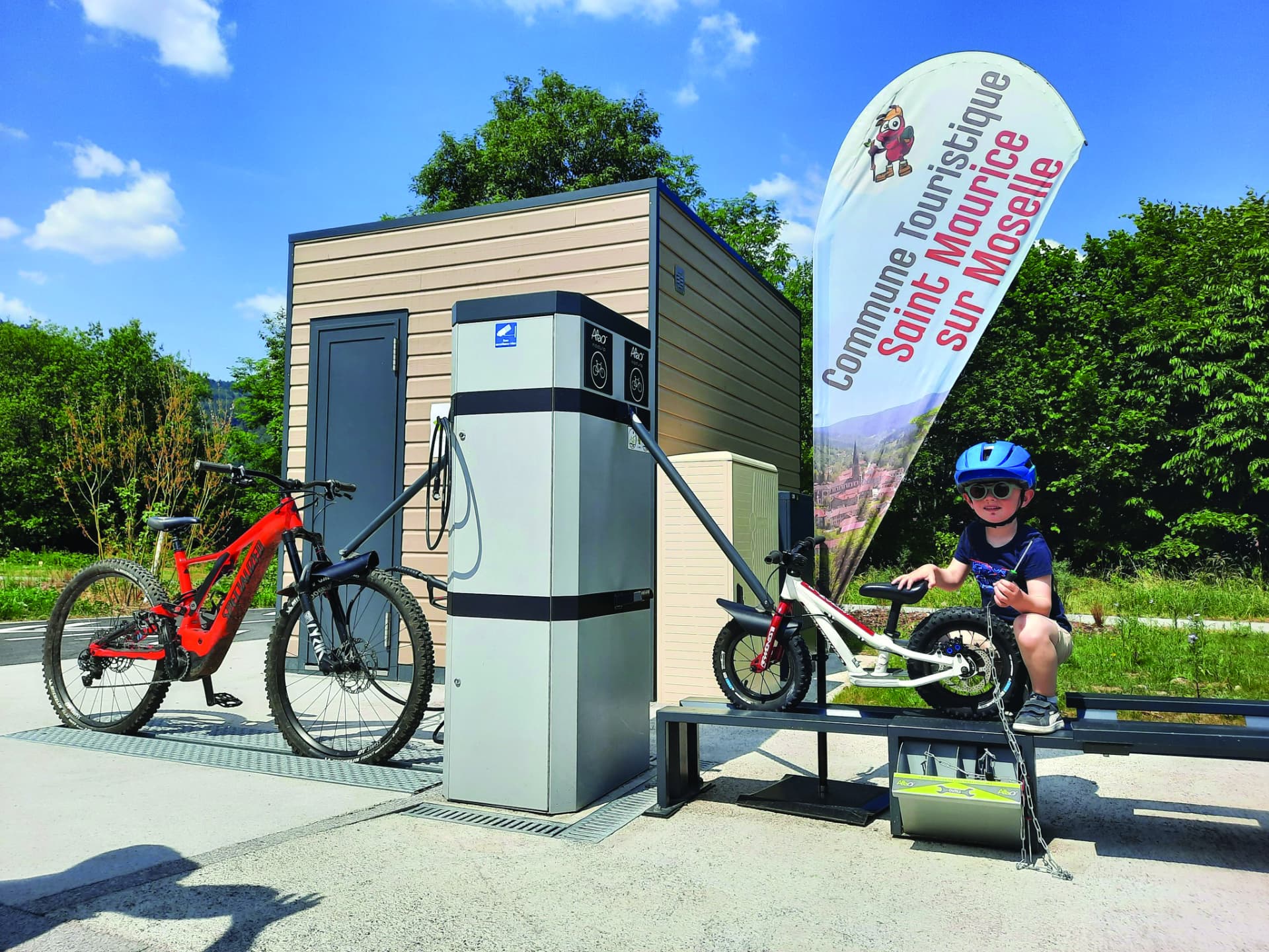 Officina self-service ALTAO® Modulo con bicicletta sostenuta dal braccio Univer’Selle